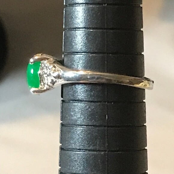 Silver Tone and Green Stone Ring Size 7.5 - Picture 2 of 3